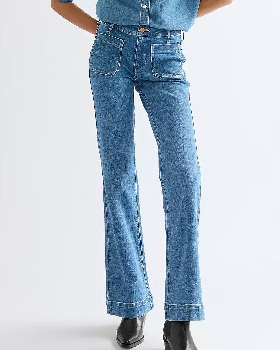 Wrangler Flare Indigo Rush bukser med høyt liv og vide ben, laget av komfortabelt denimstoff.