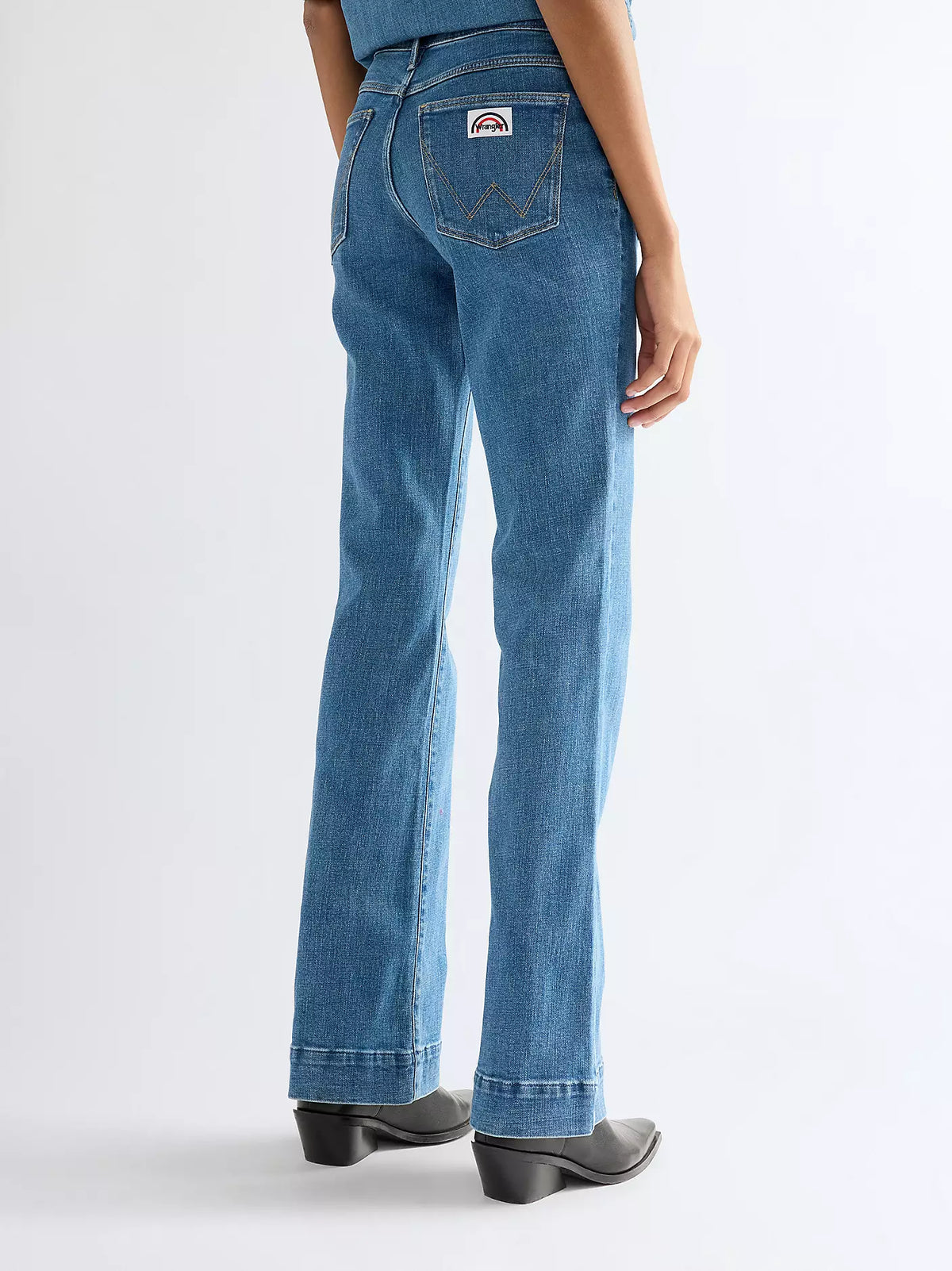 Wrangler Flare Indigo Rush bukser med høyt liv og flared ben, laget av slitesterkt denimmateriale.