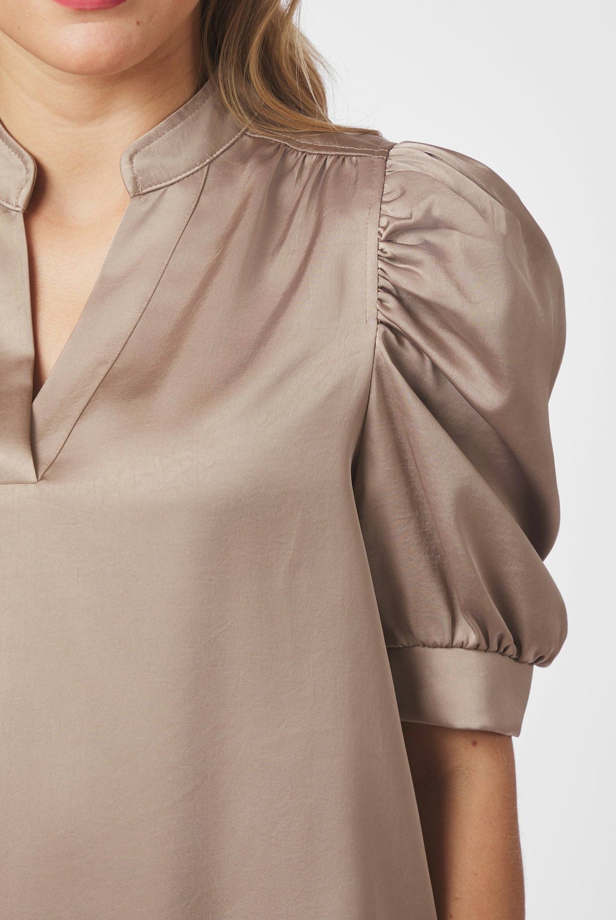 Roella Heavy Sateen Blouse - Dark Taupe - Bluser - Helt Dilla AS