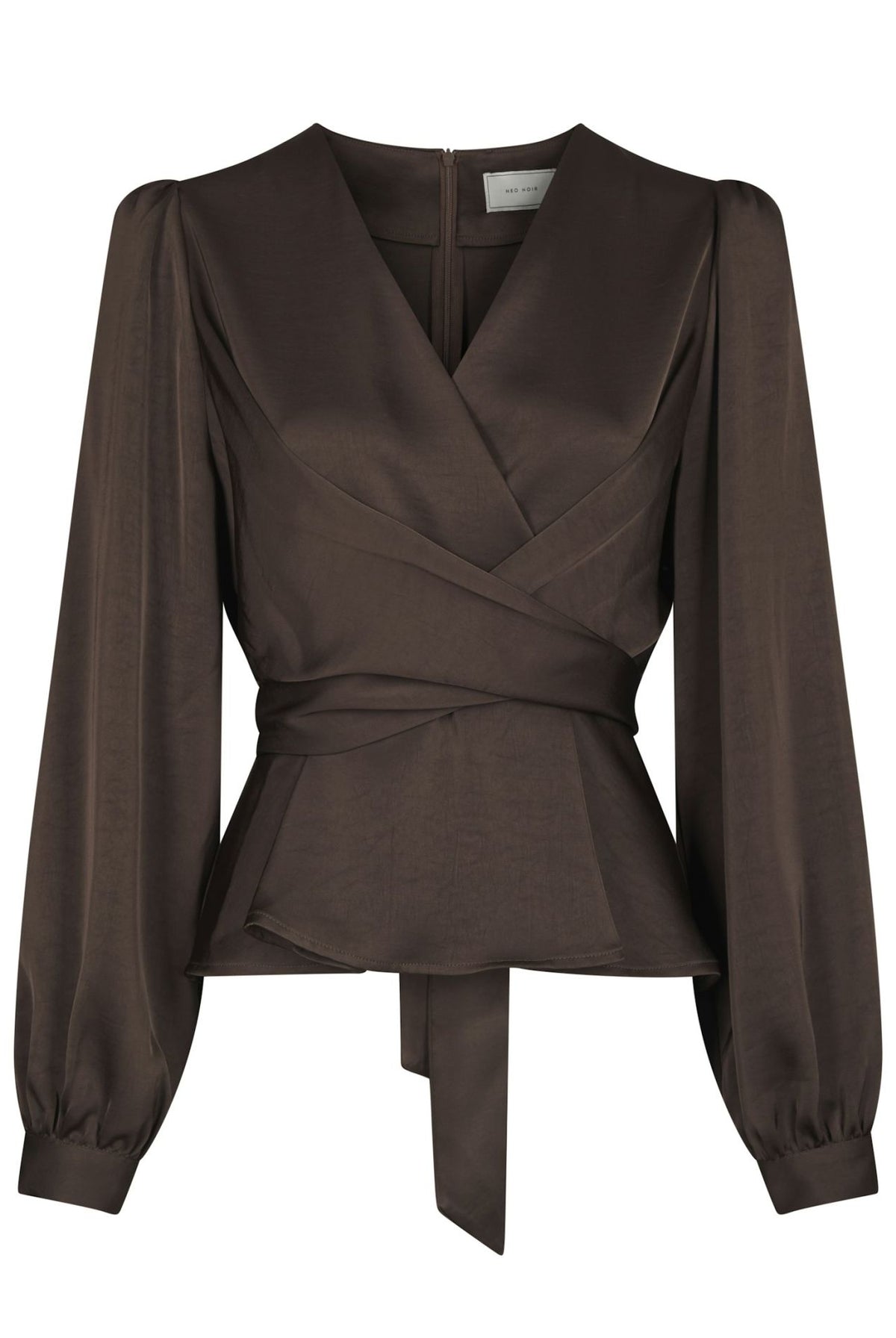 Dark brun Rista Heavy Sateen Bluse fra Neo Noir, langermet og elegant med glatt satengstoff, designet for en sofistikert look.