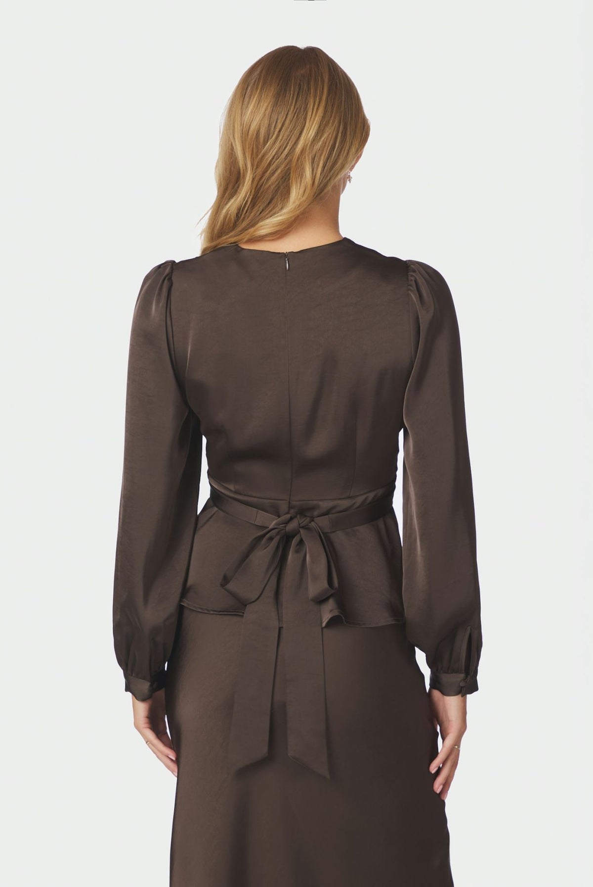 Dark brun Rista Heavy Sateen-bluse av Neo Noir, elegant bluse i satengstoff med klassisk passform og lange ermer.