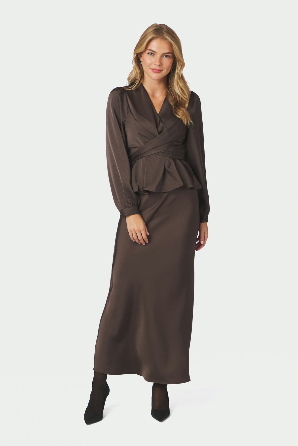 Dark brun Neo Noir Rista Heavy Sateen bluse med lang erme og elegant passform, perfekt for hverdagsbruk og spesielle anledninger.