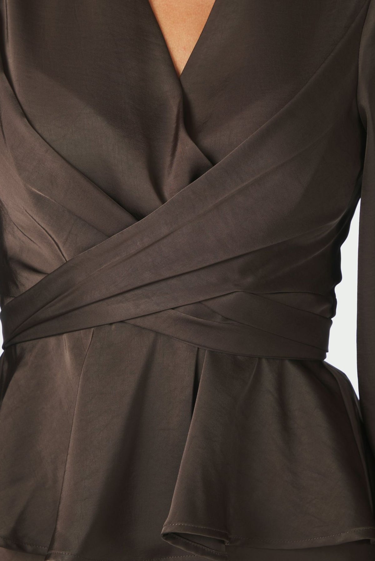 Dark brun Rista Heavy Sateen Bluse fra Neo Noir, elegant bluse med myk satengfinish og moderne design.