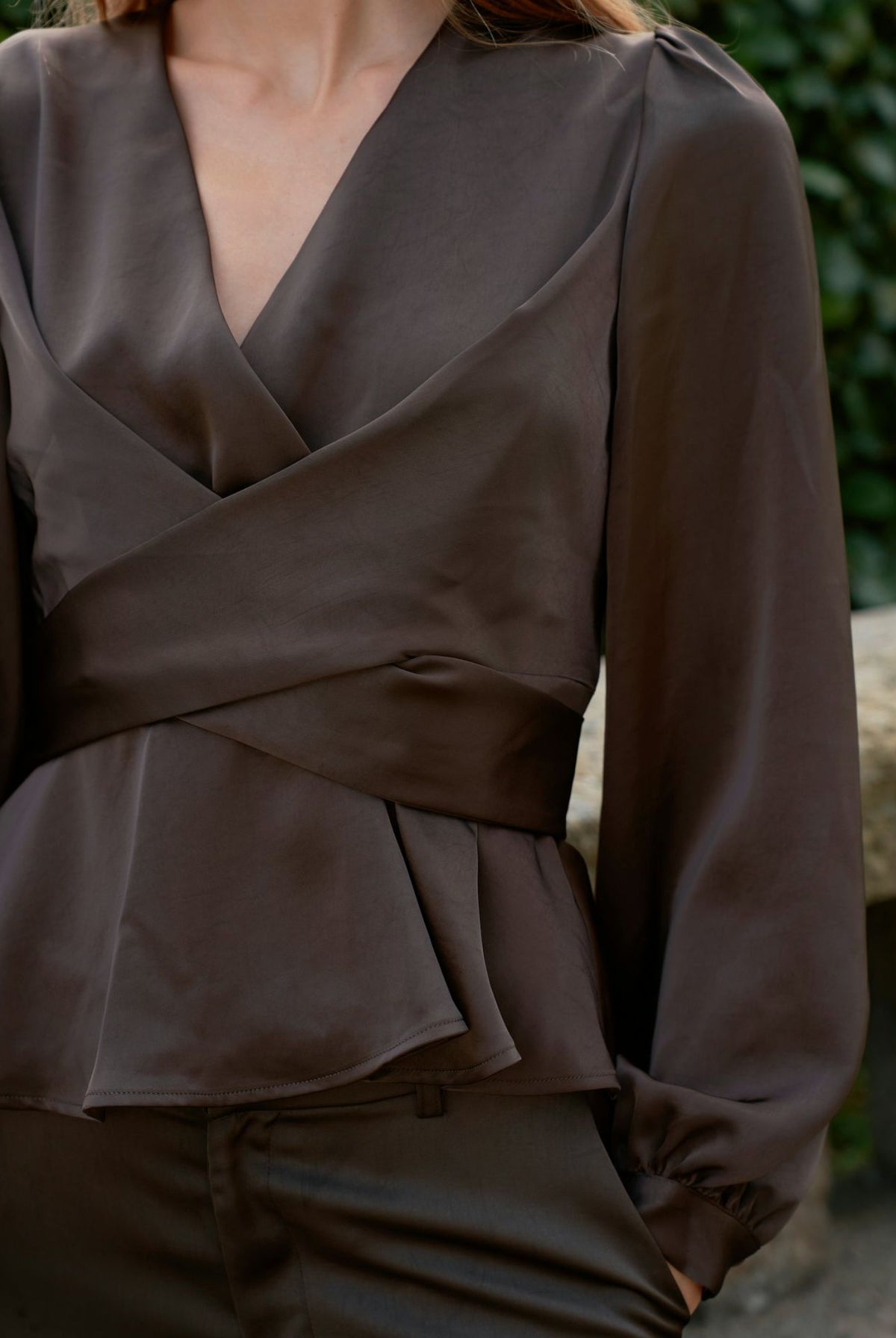 Dark brun Rista Heavy Sateen bluse fra Neo Noir med lang ermet og elegant design, vist på modell.