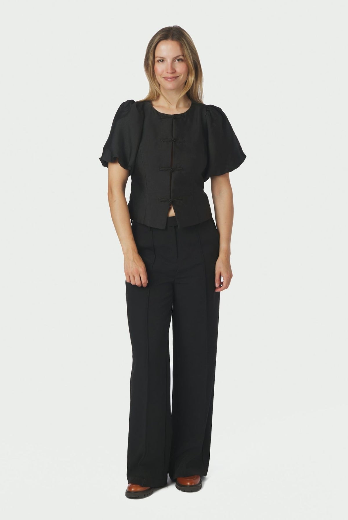 Anela Mandarin Dull Satin Blouse - Black - Bluser - Helt Dilla AS