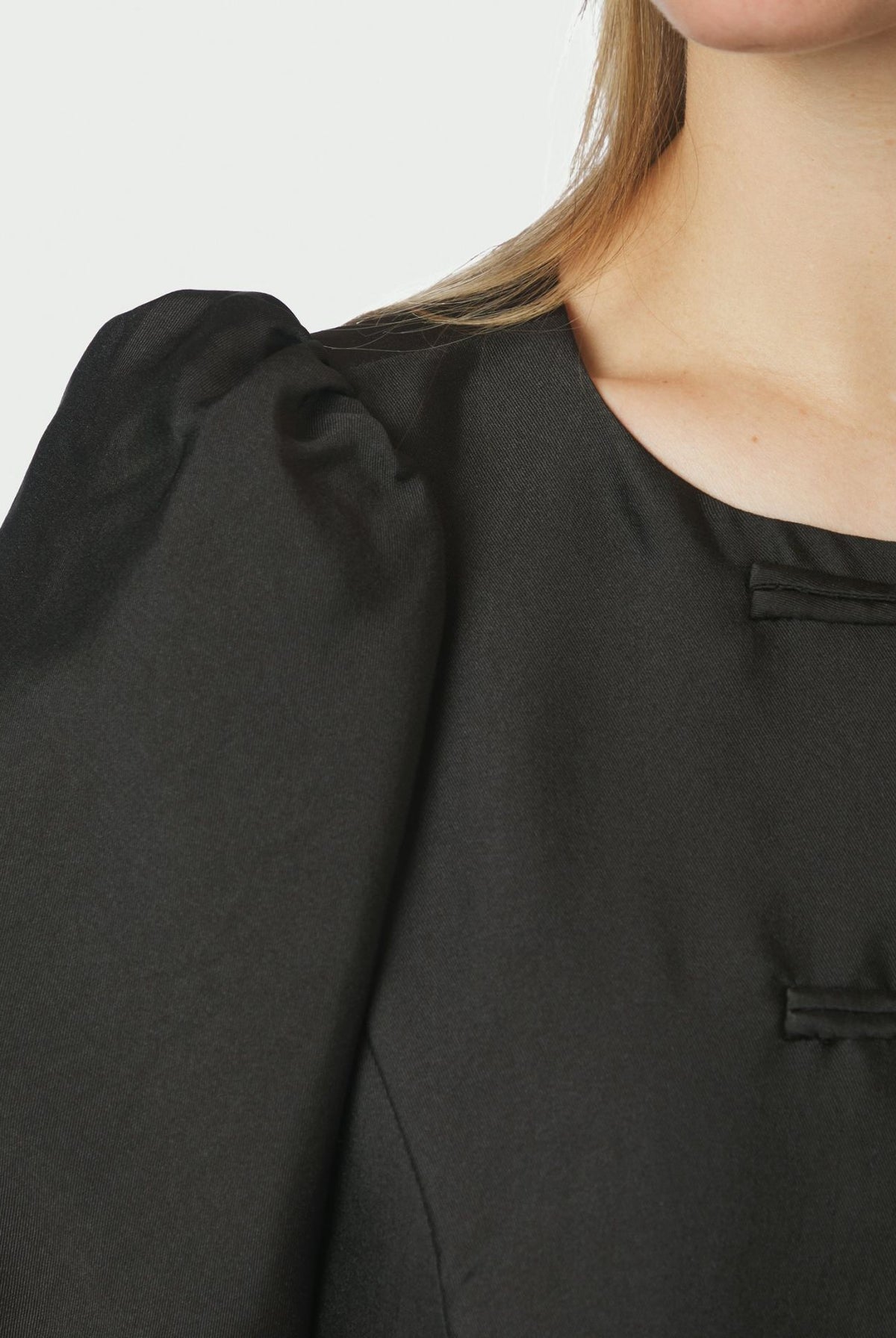 Anela Mandarin Dull Satin Blouse - Black - Bluser - Helt Dilla AS