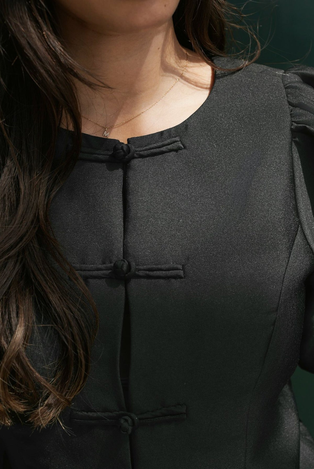 Anela Mandarin Dull Satin Blouse - Black - Bluser - Helt Dilla AS