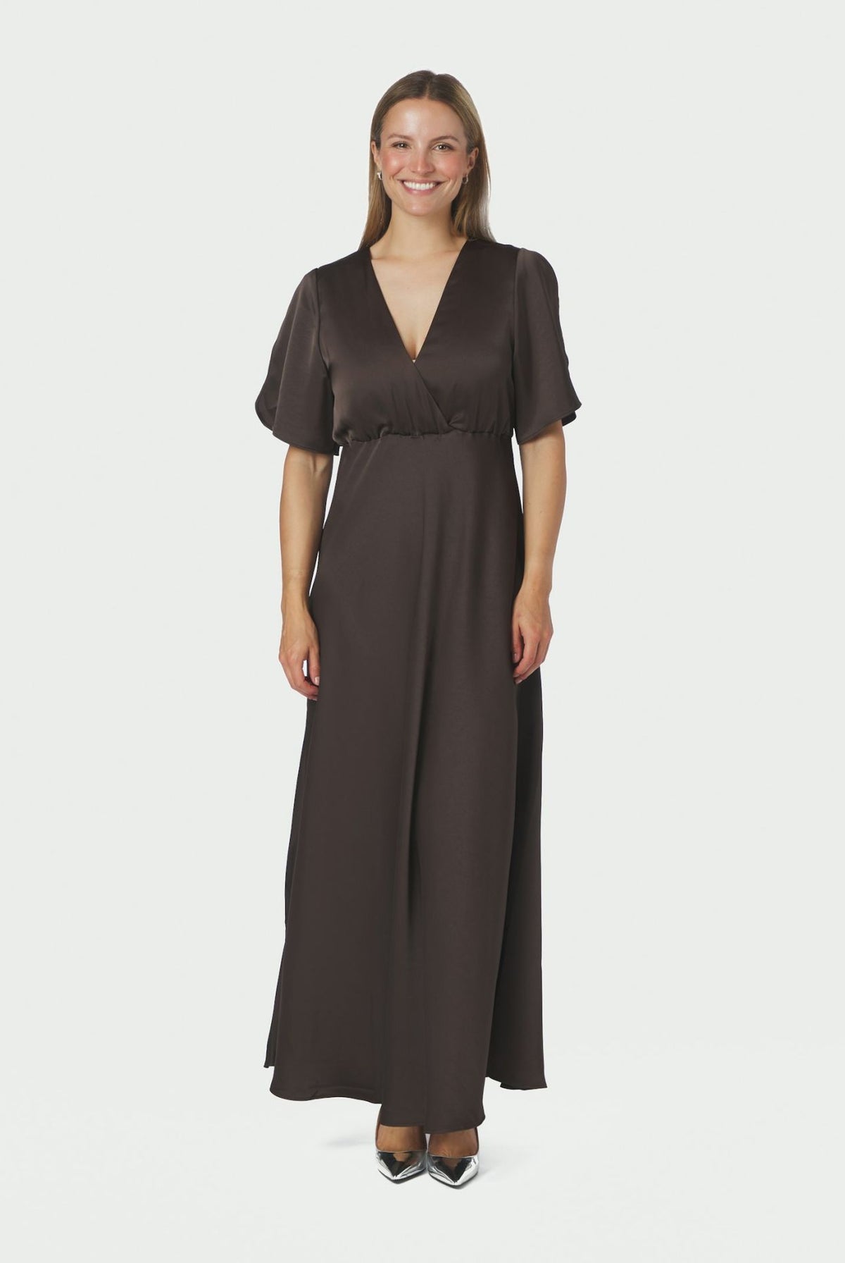 Neo Noir Zelina heavy sateen kjole i mørk brun, viser elegant snitt og glansfull satengstoff.