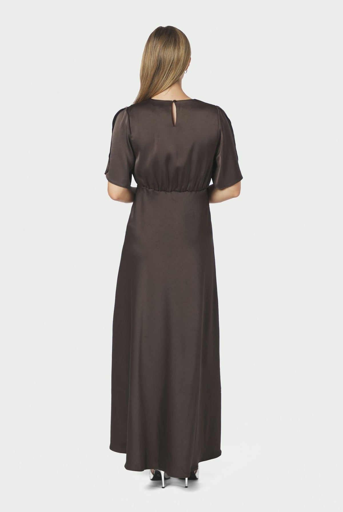 Neo Noir Zelina heavy sateen kjole i mørk brun, elegant design med komfortabel passform og raffinert stoffkvalitet.
