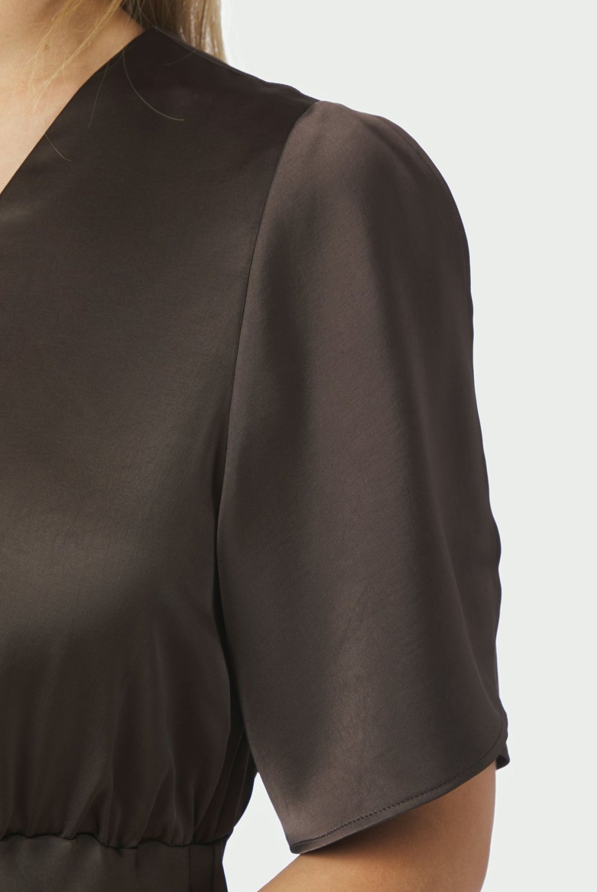 Mørkebrun Zelina heavy sateen kjole fra Neo Noir, elegant kjole med glatt stoff og klassisk snitt, vist på modell.