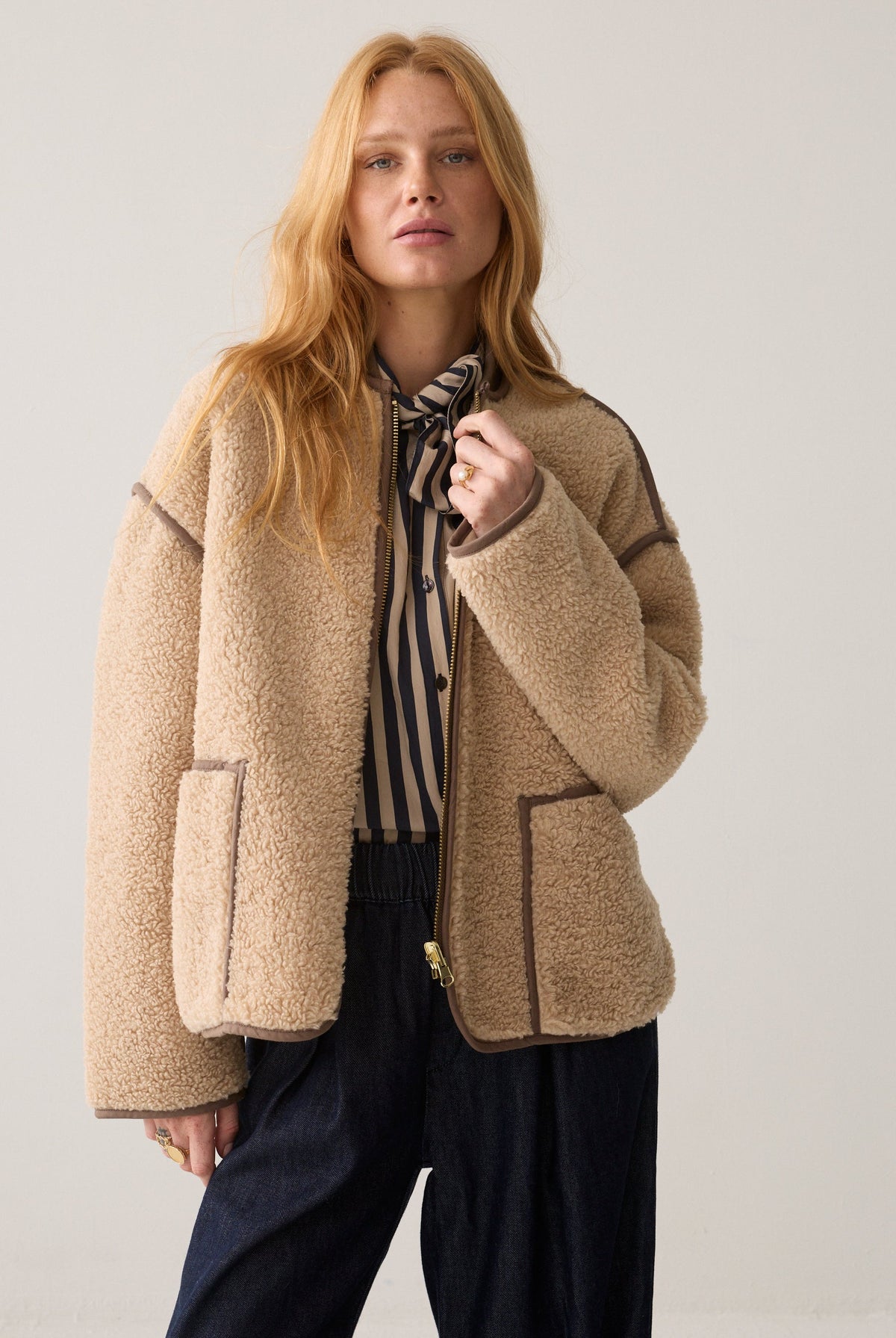 Lys taupe Bonded Teddy-jakke for kvinner fra Summum Woman, myk og varm yttertøy med komfortabel passform.
