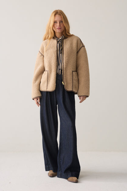 Lett taupe Bonded Teddy jakke for kvinner fra Summum Woman, med varm, myk yttertøystil og komfortabel passform.