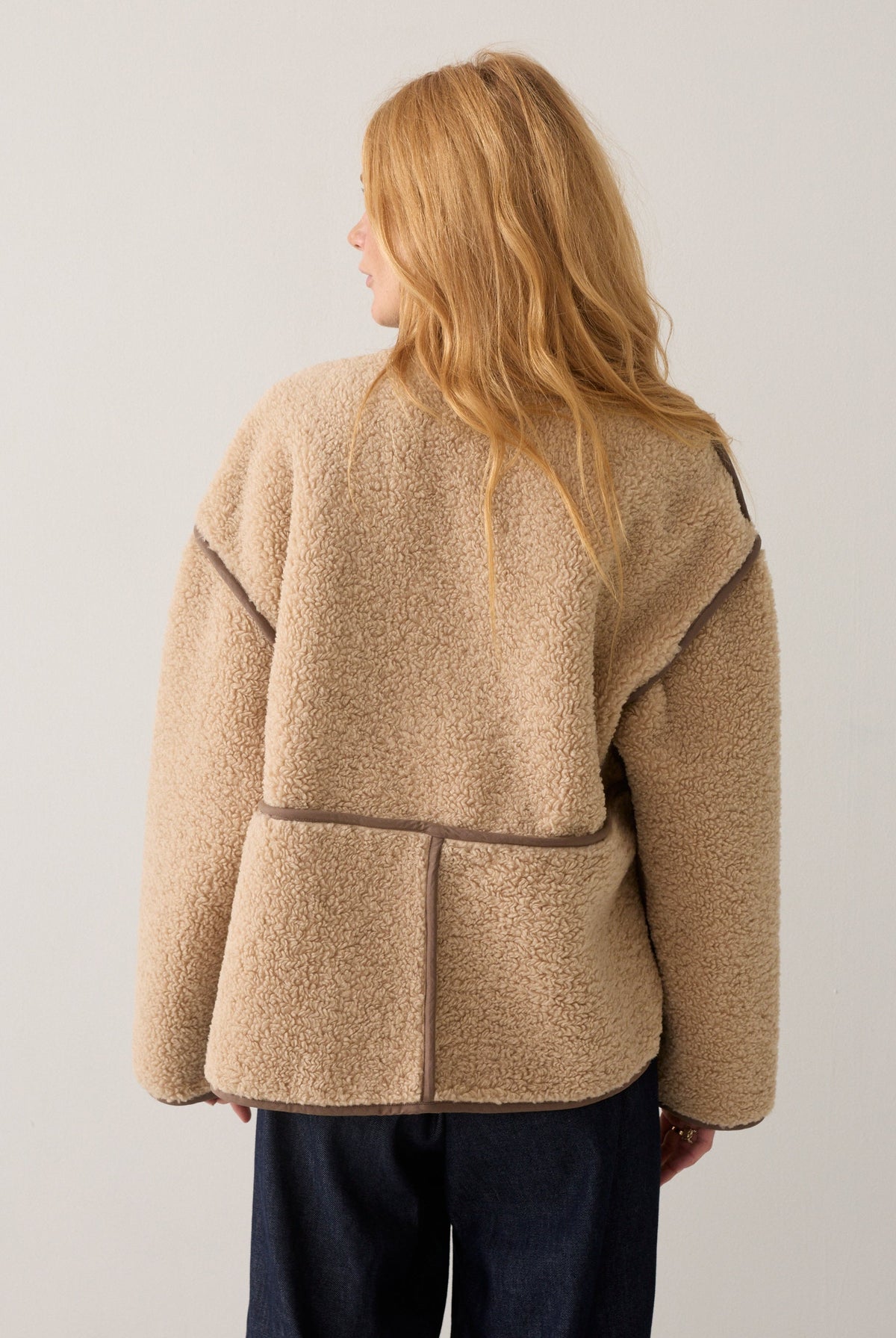 Nøytral lys taupe Bonded Teddy jakke fra Summum Woman, yttertøy med mykt, teddy-aktig materiale og varm passform.