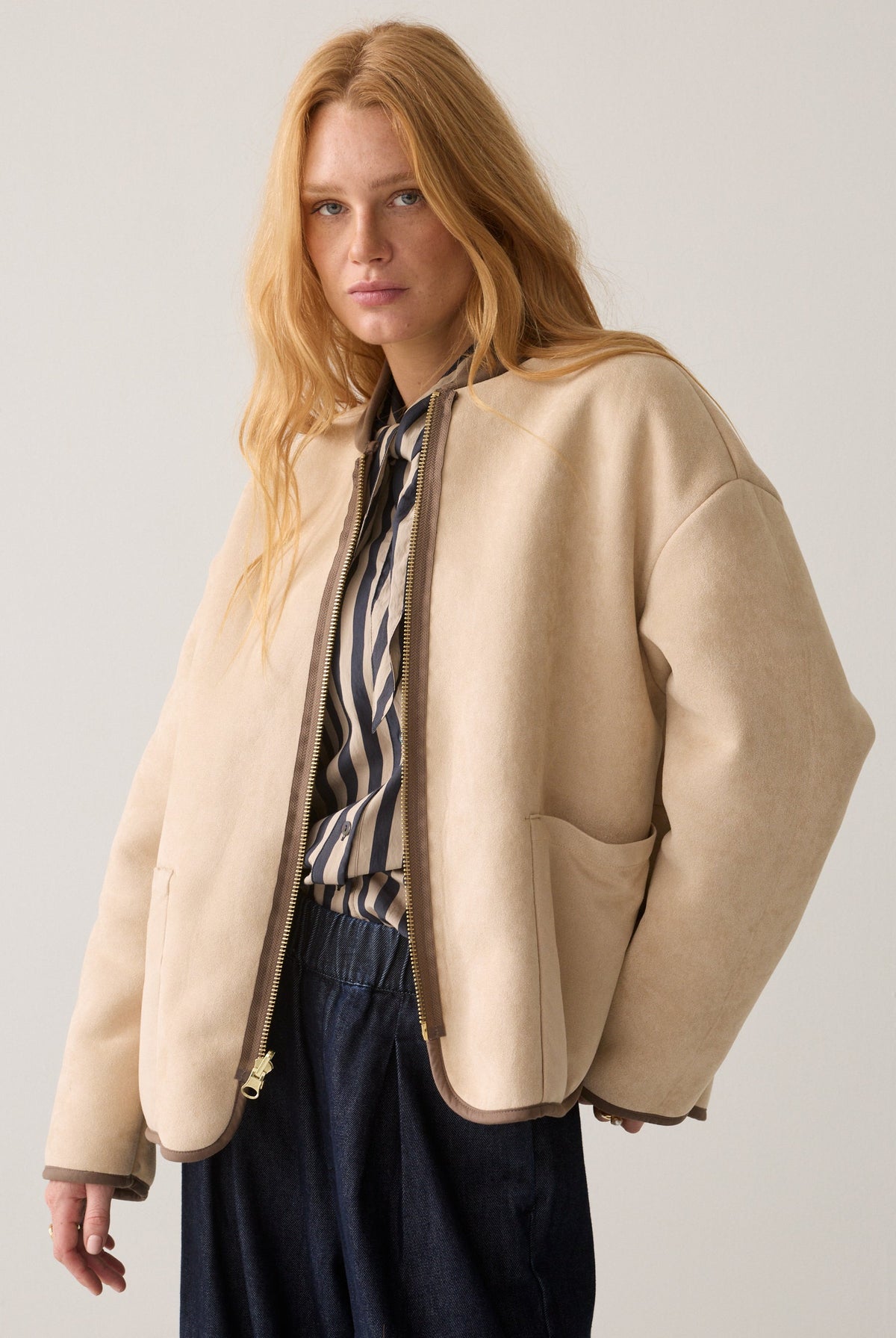 Summum Woman bonded teddyjakke i lyse taupe, varm og myk yttertøy med teddy-fôr, perfekt for kalde dager.
