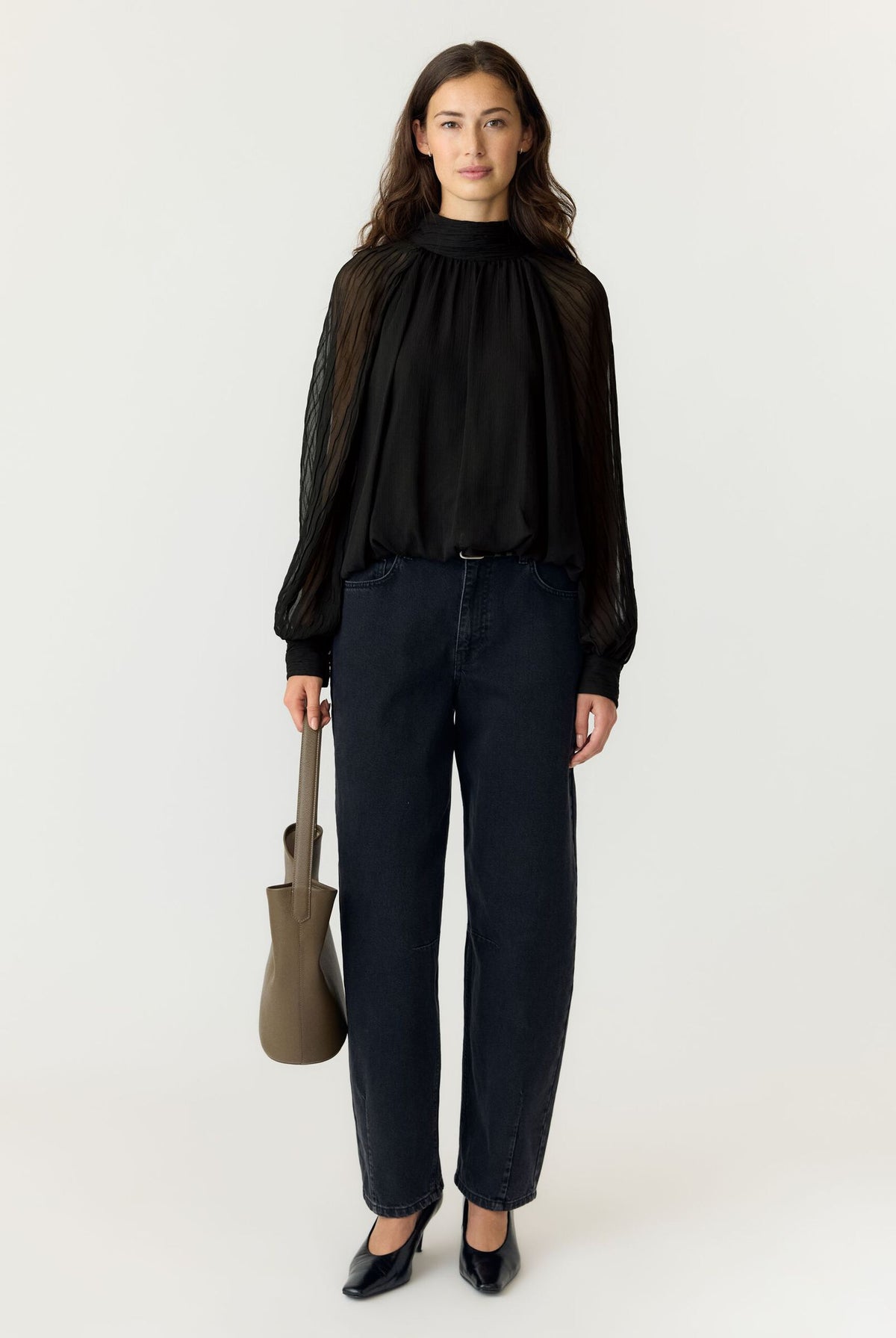 Svart YASOlera LS-top bluse fra YAS, vises på bildet med langermet design og mykt stoff.