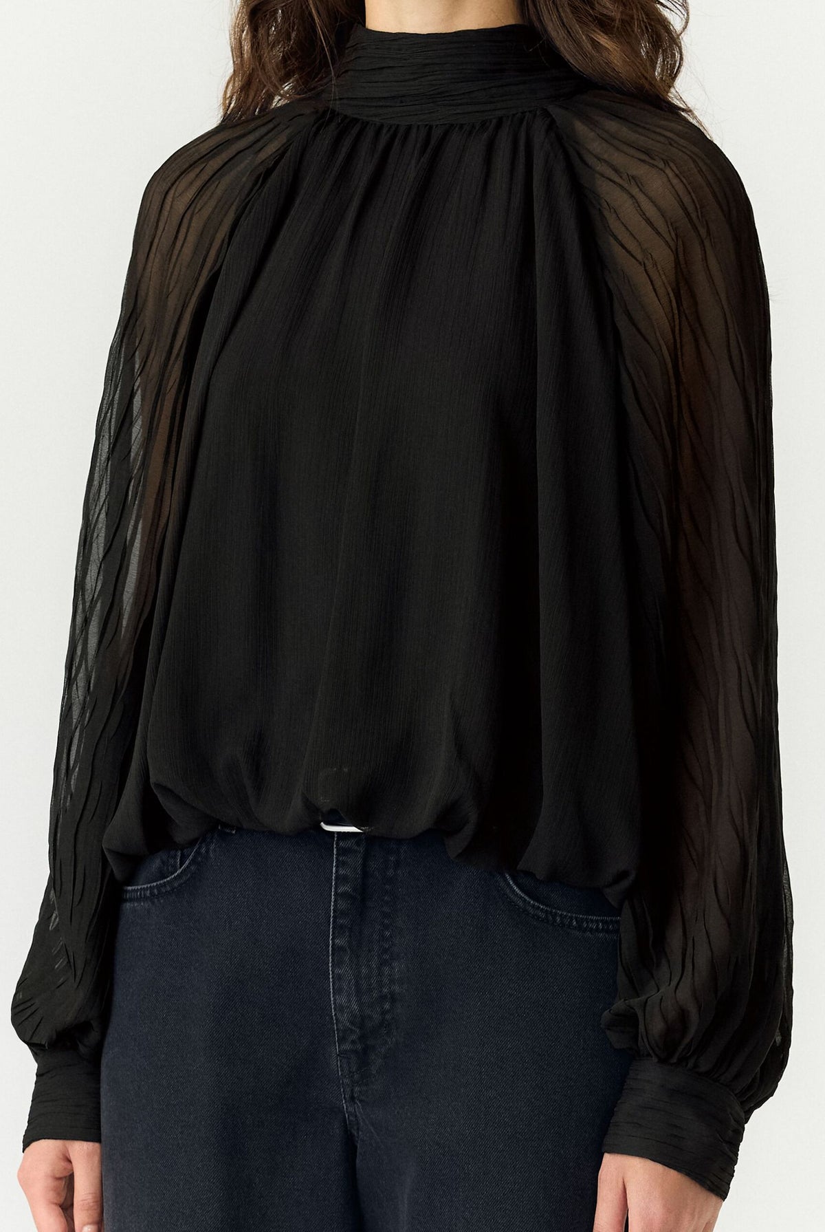 Svart YASOlera LS Top bluse fra YAS, vist på bildet med langermet design og enkel stil.