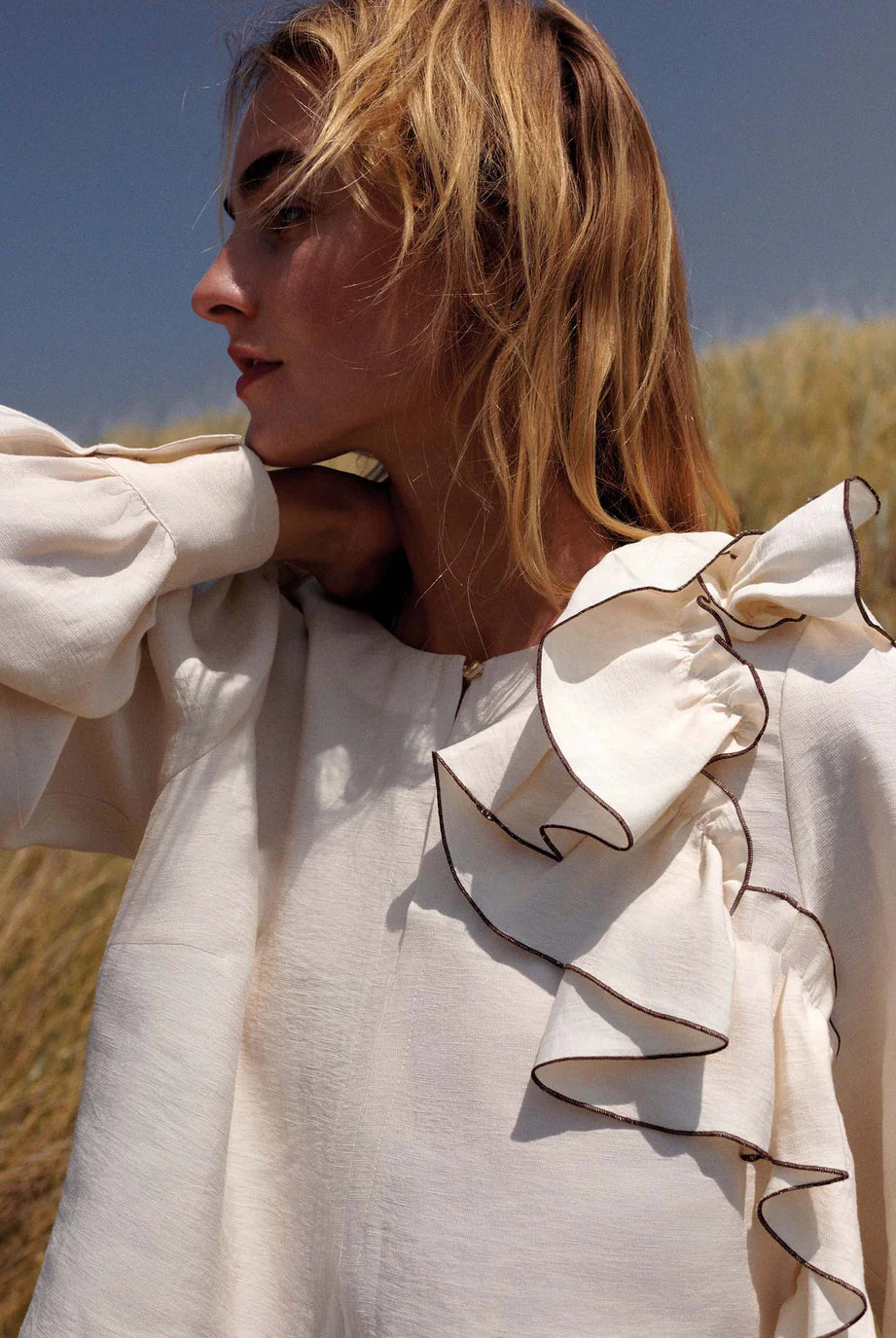LINEN-BLEND TOP WITH RUFFLES - ivory voffee - Bluser - Helt Dilla AS