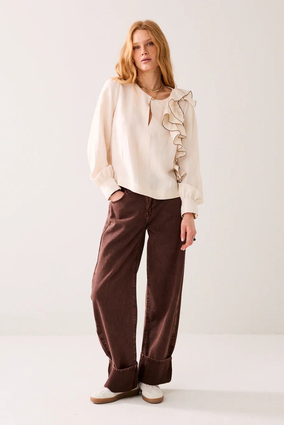 LINEN-BLEND TOP WITH RUFFLES - ivory voffee - Bluser - Helt Dilla AS