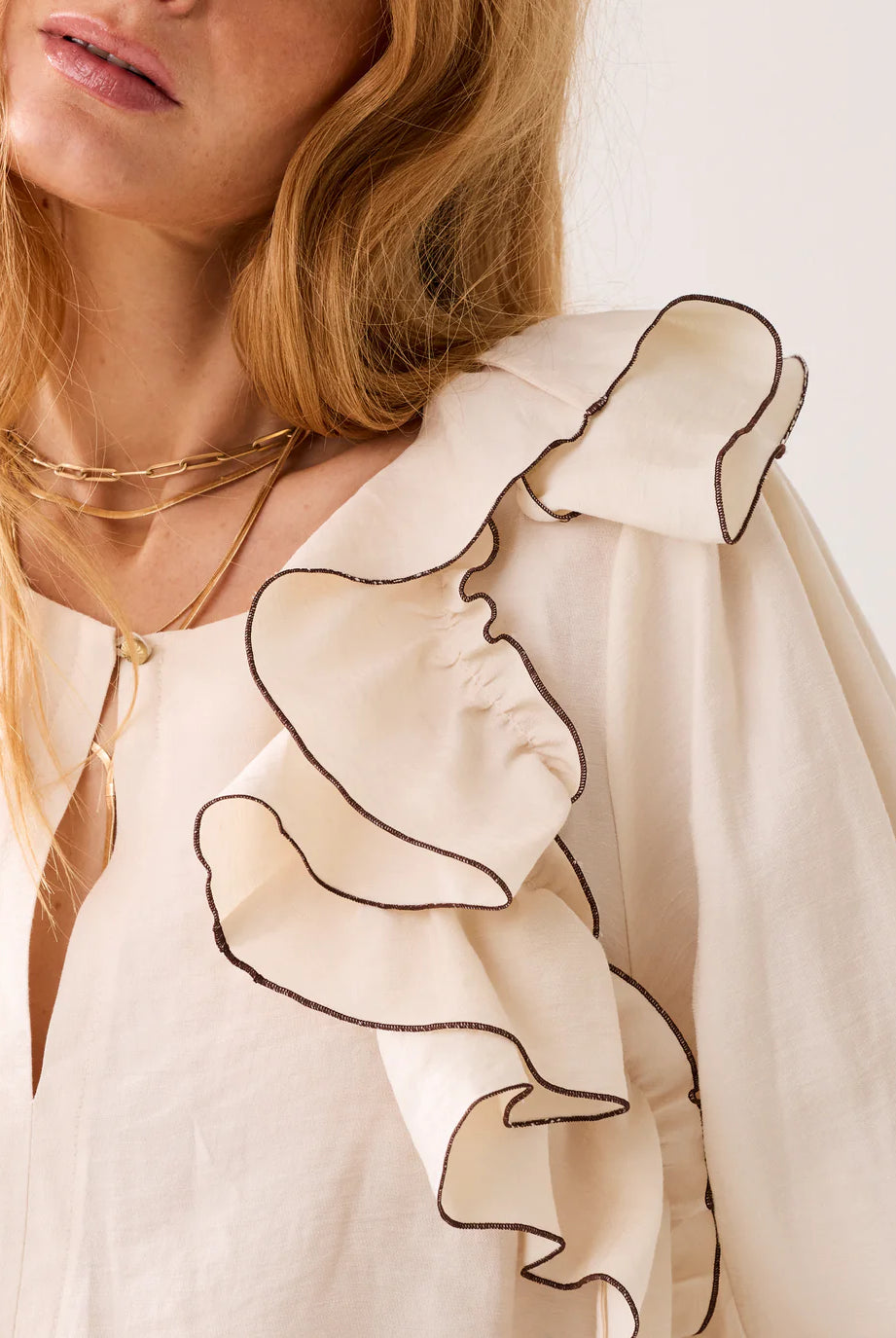 LINEN-BLEND TOP WITH RUFFLES - ivory voffee - Bluser - Helt Dilla AS