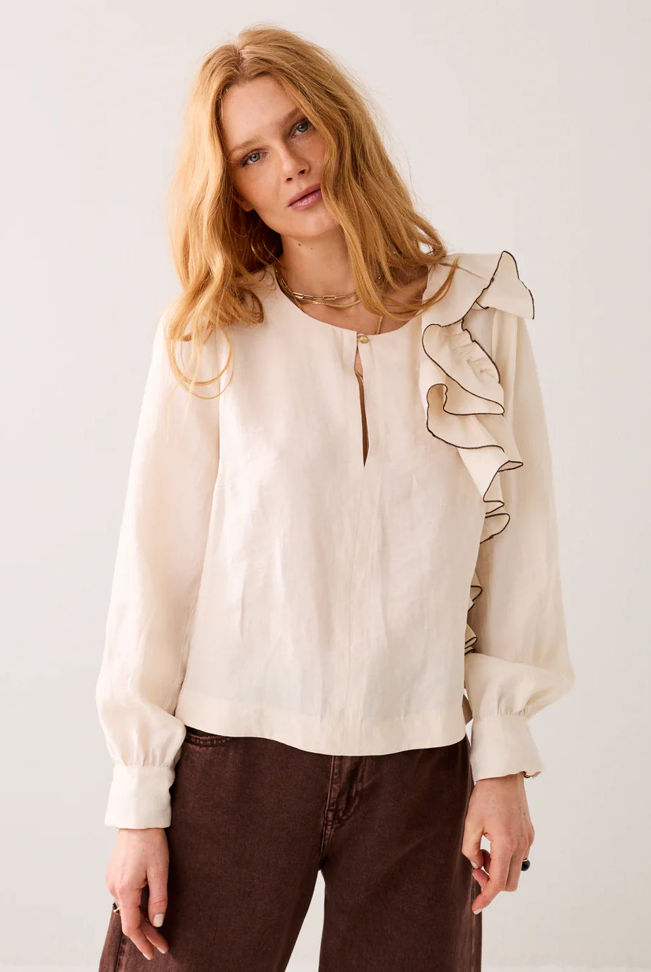 LINEN-BLEND TOP WITH RUFFLES - ivory voffee - Bluser - Helt Dilla AS