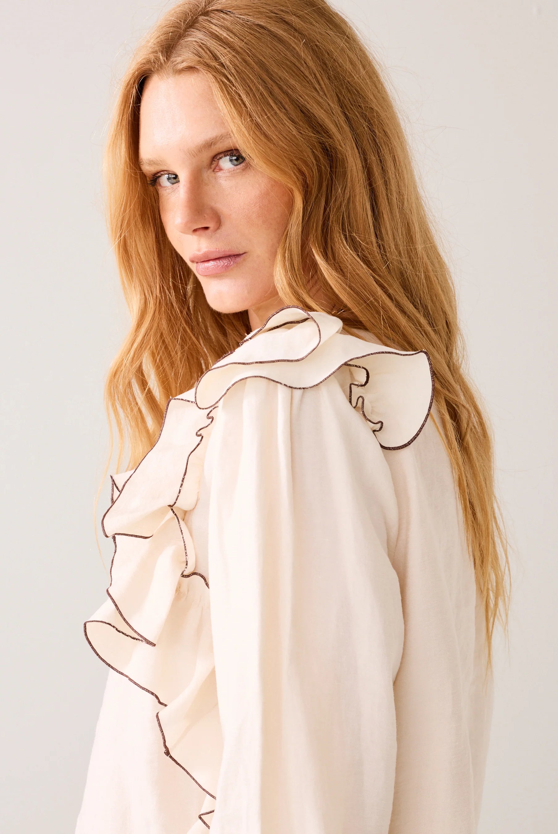 LINEN-BLEND TOP WITH RUFFLES - ivory voffee - Bluser - Helt Dilla AS