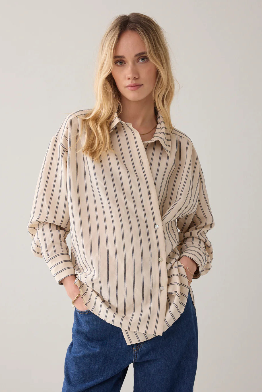 Adjustable Blouse With Chenille Stripe - Beige/Blå - Bluser - Helt Dilla AS