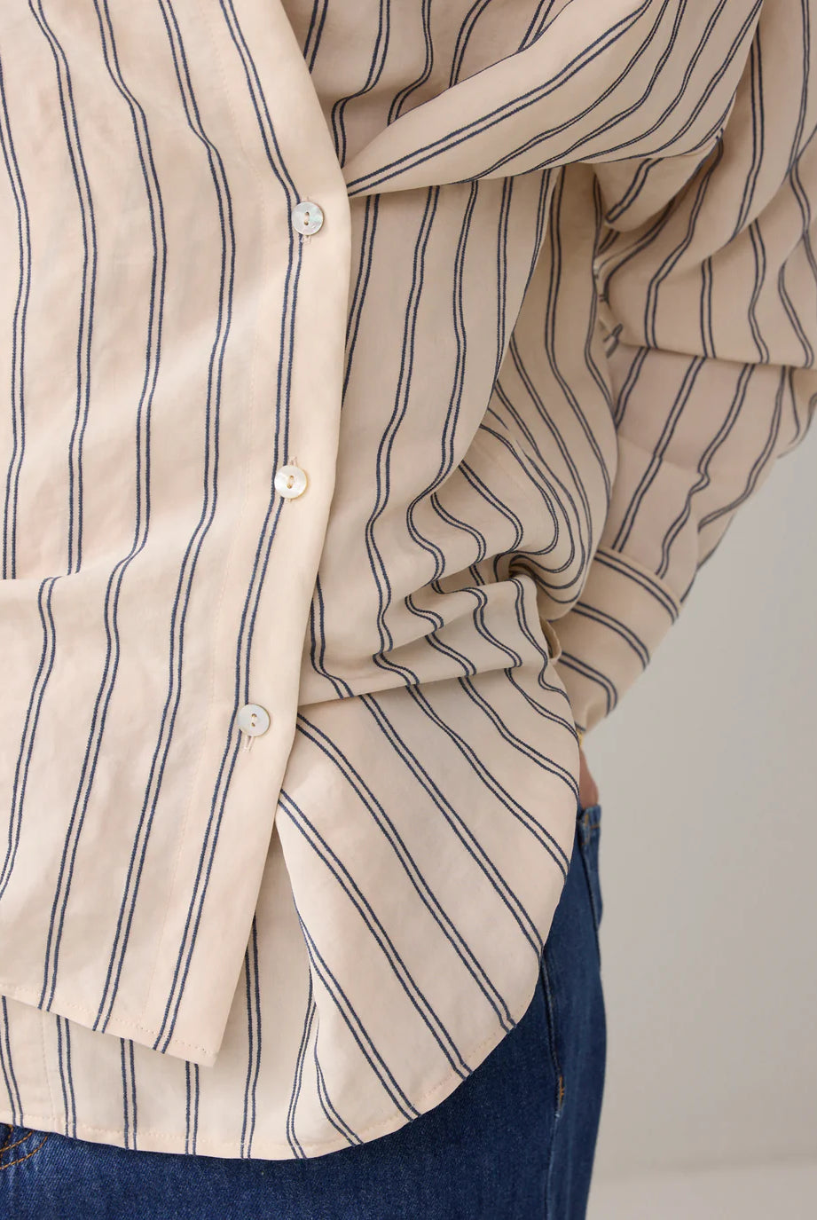 Adjustable Blouse With Chenille Stripe - Beige/Blå - Bluser - Helt Dilla AS