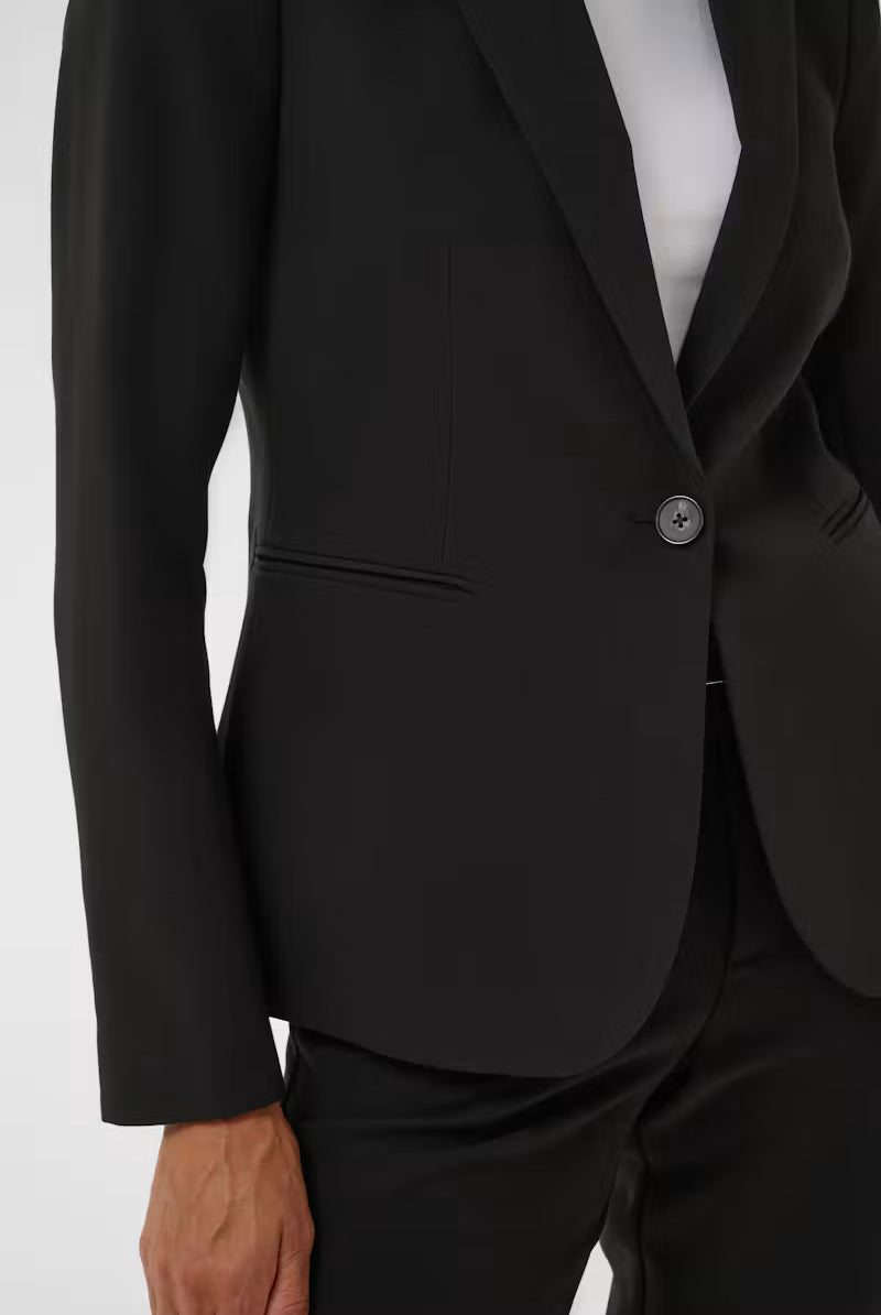 Sort Taylor blazer fra Part Two, svart, med klassisk passform og knapper foran, vises på et modell.