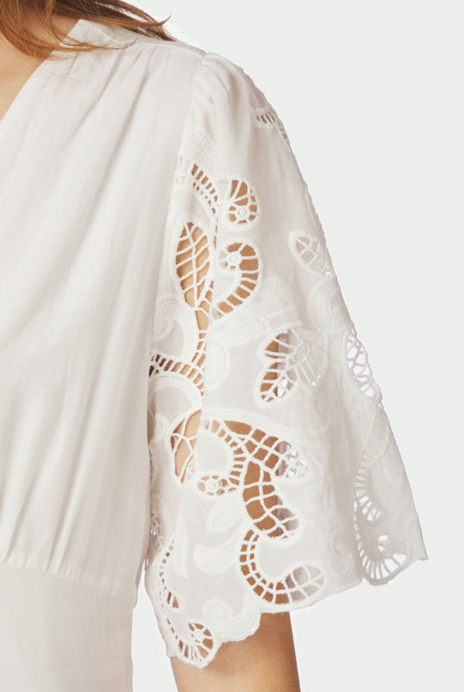 Lunette Emb Dress - White - Kjoler - Helt Dilla AS