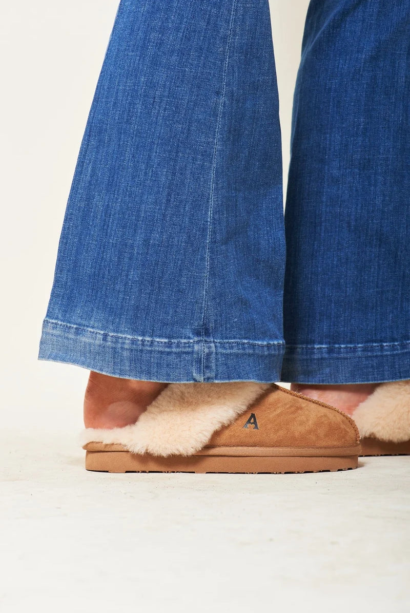 Arnie Says Shearling Slippers i chestnut med mykt fôr og åpen hæl