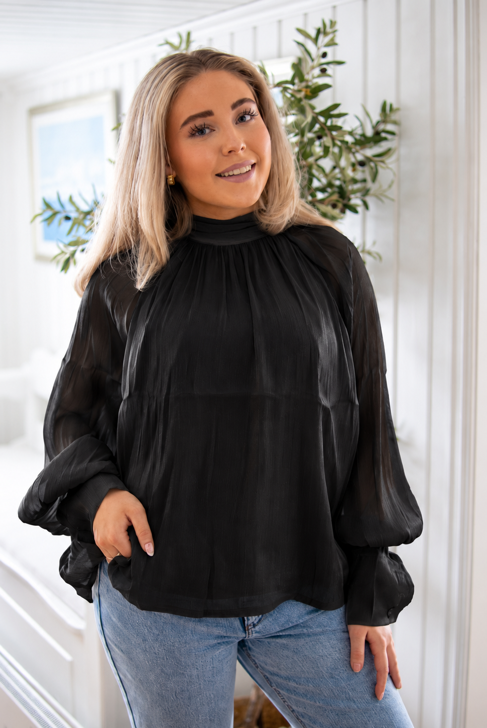 Satin Tie-Neck Blouse - Black - Bluser - Helt Dilla AS