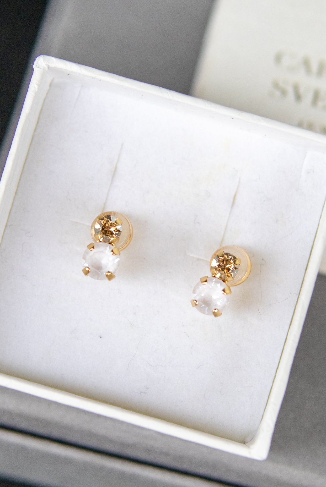 Leah earrings - electric white combo - Tilbehør - Helt Dilla AS