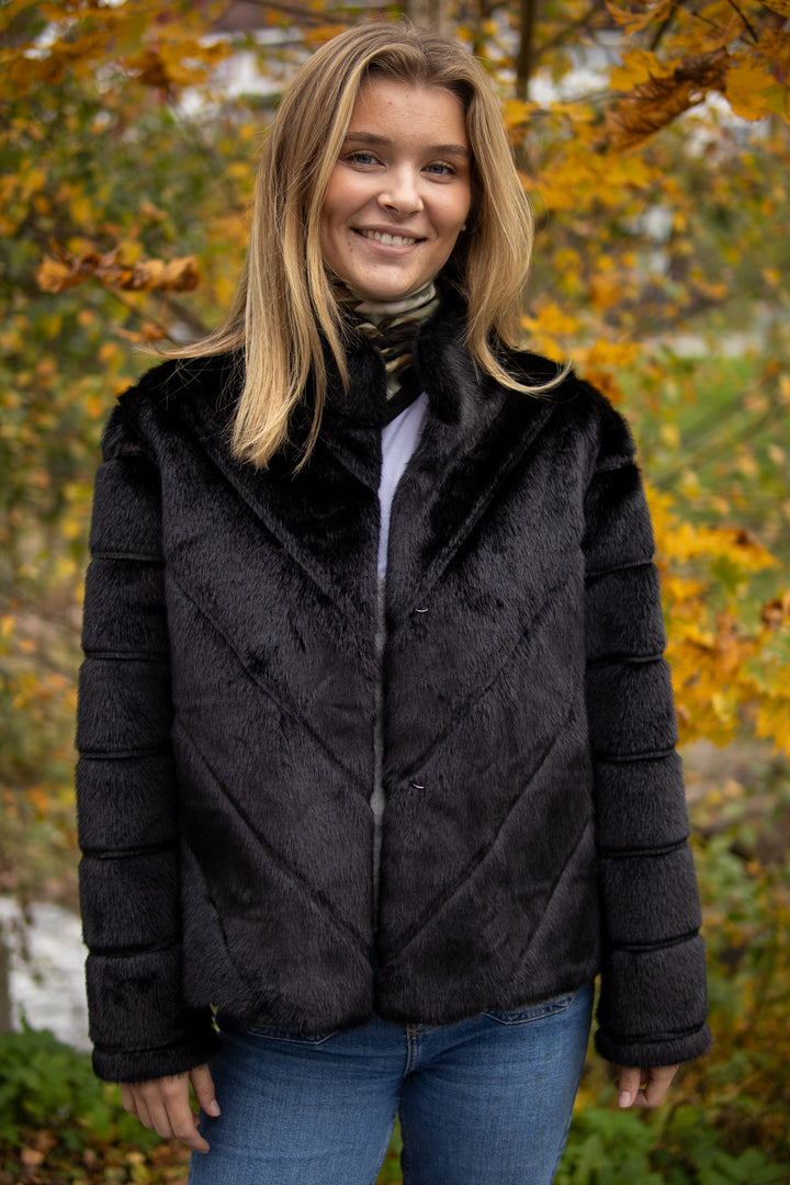 Sonja Fuskepels Jakke - Svart - Yttertøy - Helt Dilla AS