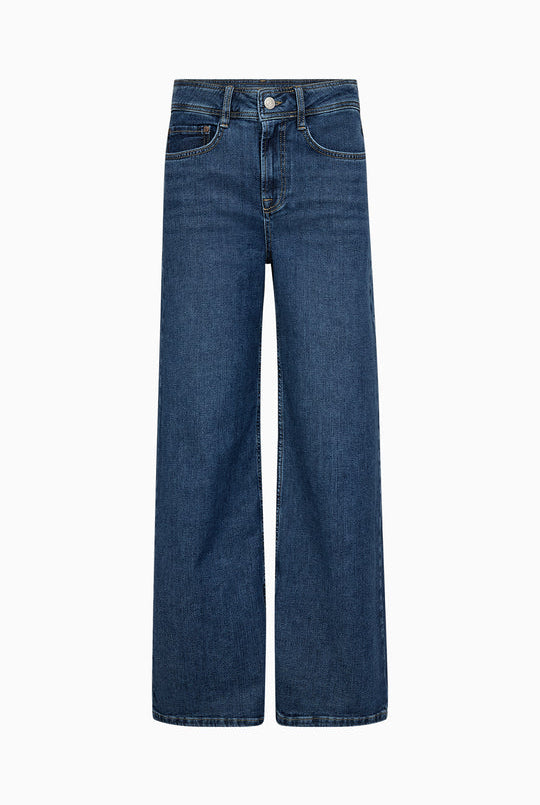 Pieszak Asta jeans i denimblå Logan City, vises foran med klassisk passform og synlige sømdetaljer.