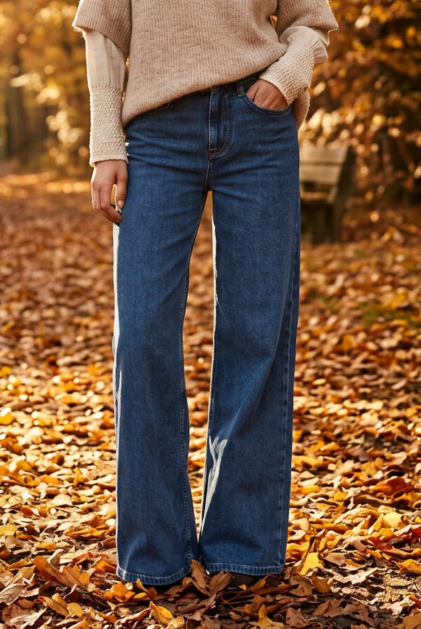 Pieszak Asta jeans i denim blå med klassisk passform og justerbar midje, vist i en naturlig posering.