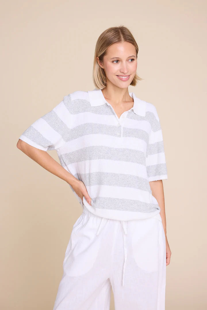 Yasmin Knitted T-shirt Stripe - Grå / krem - Singlet, Topper & T-skjorter - Helt Dilla AS
