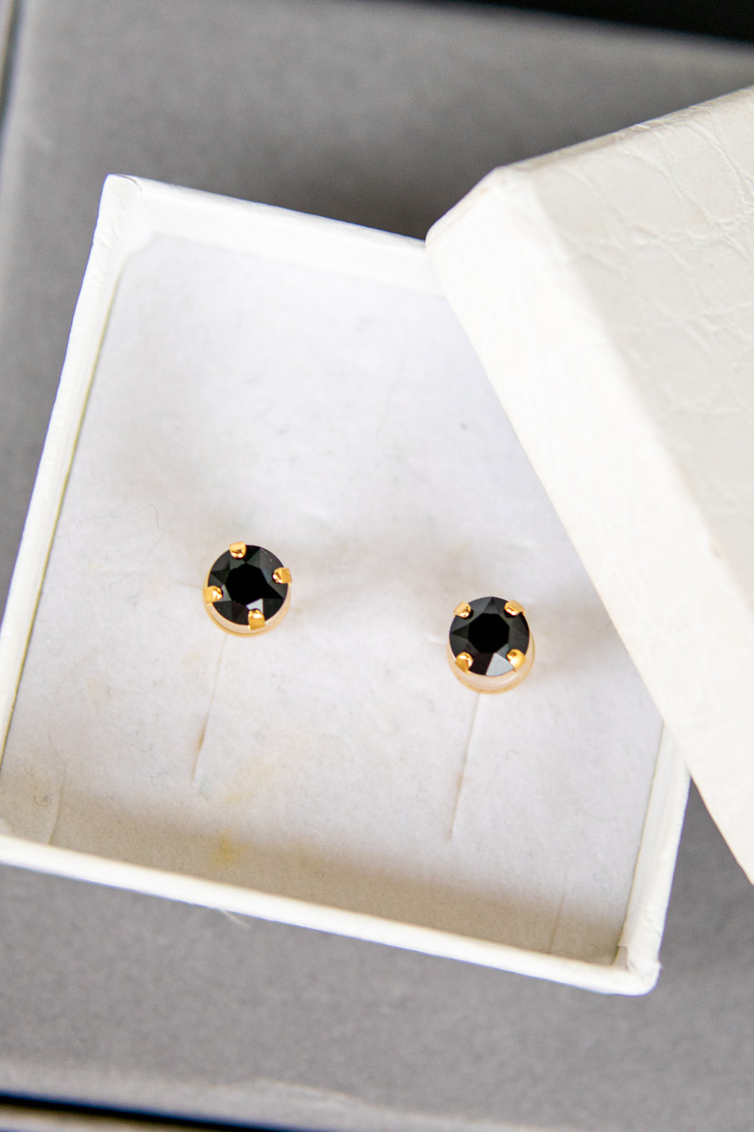 Mini stud earrings - jet