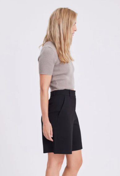 Laura Midi Shorts - Black - Shorts - Helt Dilla AS