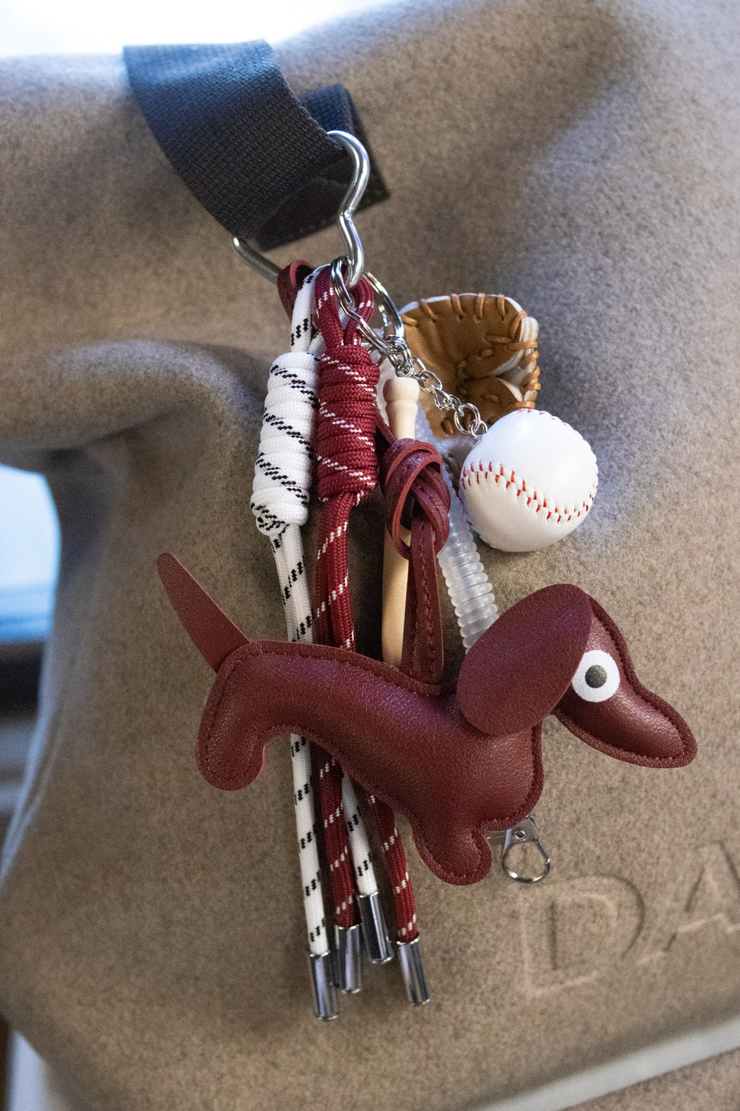 Dachs W/Baseball Bag Charm - Burgunder