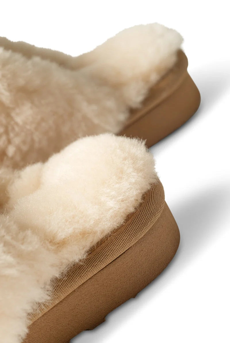 Arnie Says Chesnut shearling-tøfler i beige med mykt fôr og åpen hæl