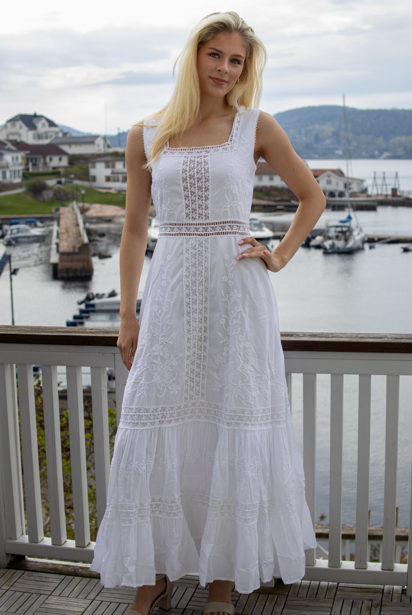 ROSA MAXI DRESS - WHITE - Kjoler - Helt Dilla AS