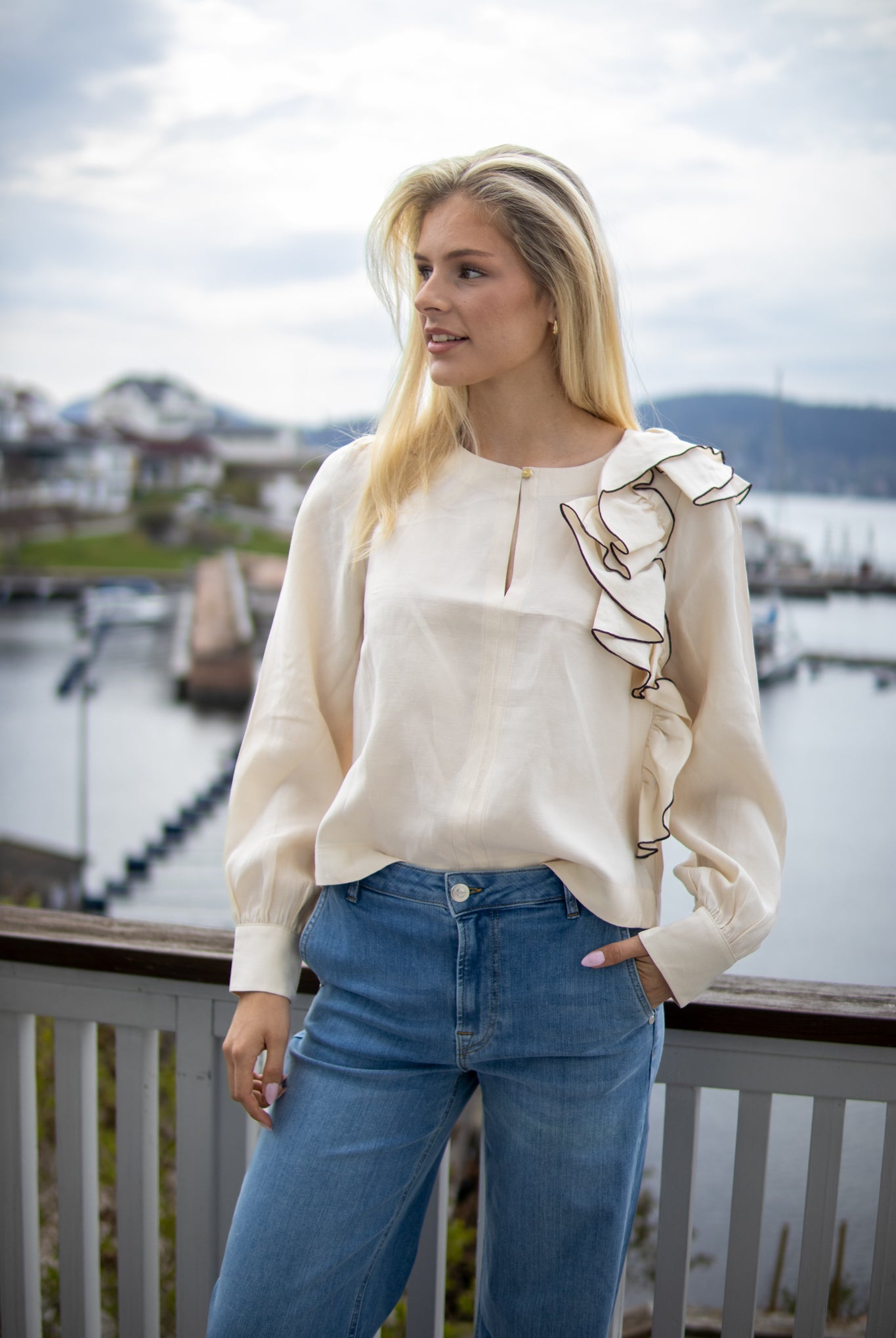LINEN-BLEND TOP WITH RUFFLES - ivory voffee - Bluser - Helt Dilla AS