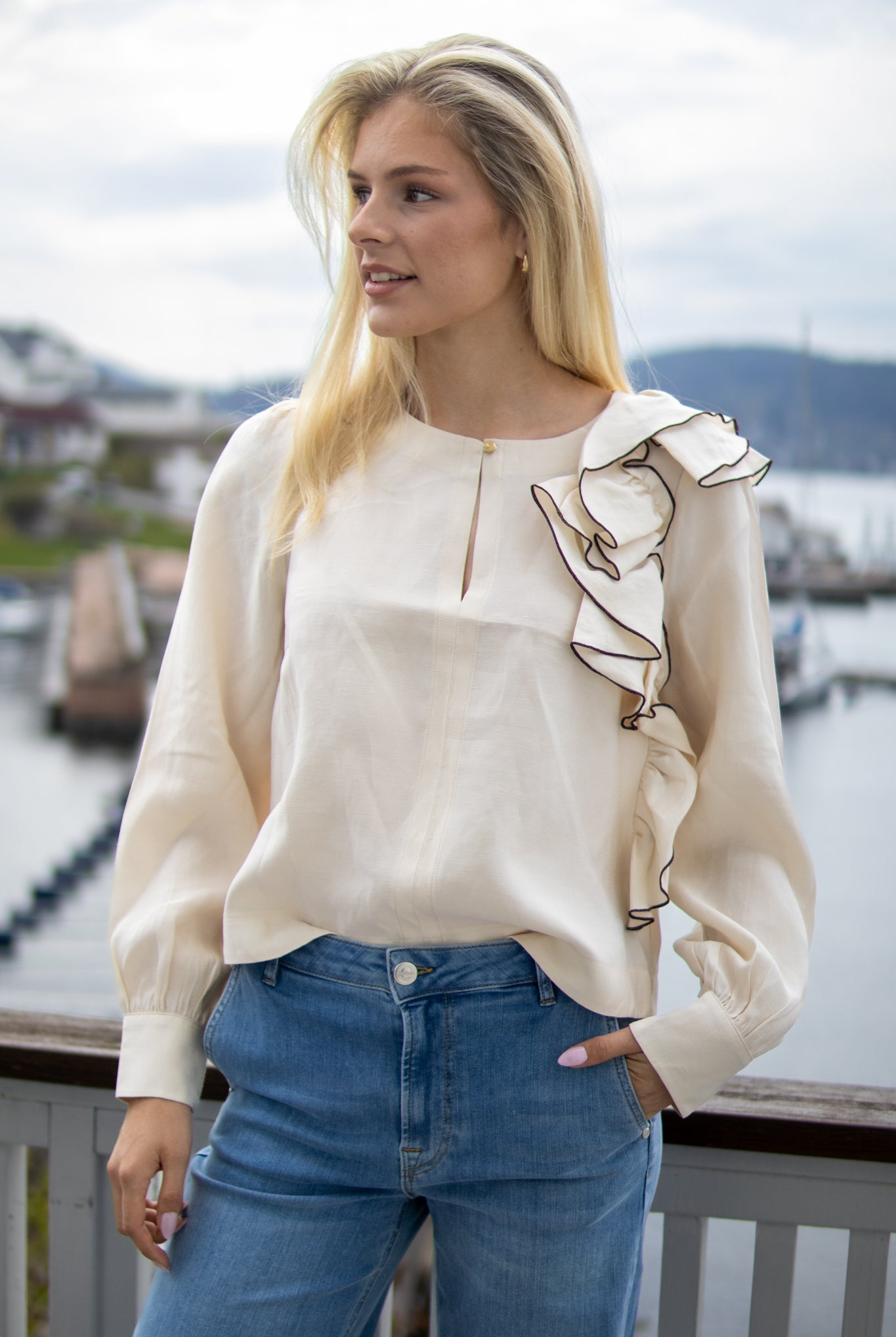 LINEN-BLEND TOP WITH RUFFLES - ivory voffee - Bluser - Helt Dilla AS