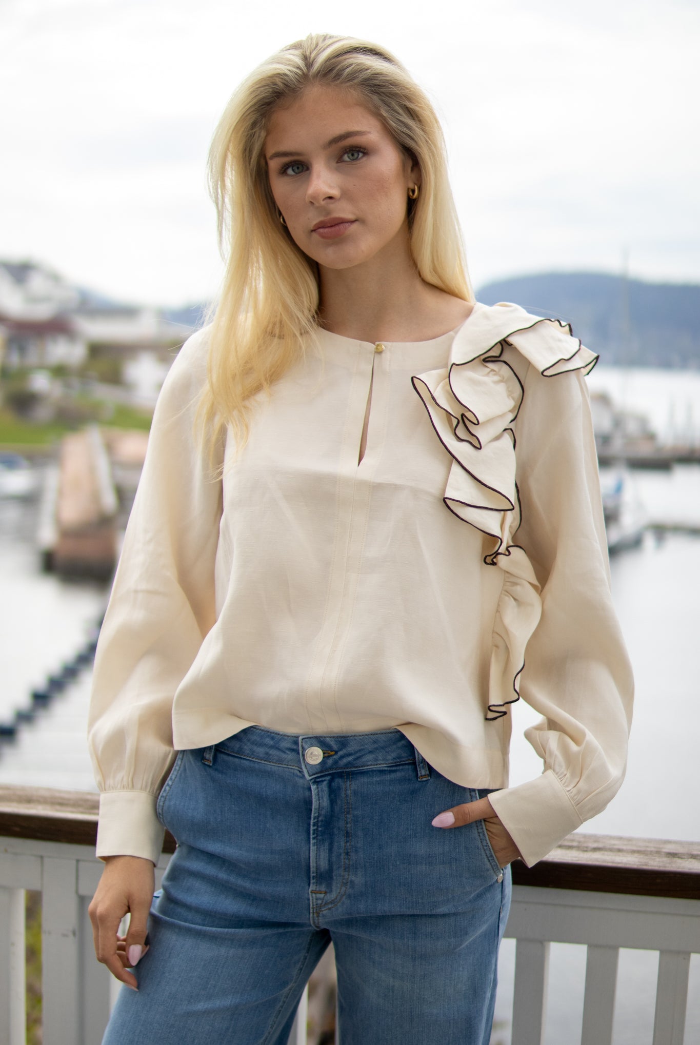 LINEN-BLEND TOP WITH RUFFLES - ivory voffee - Bluser - Helt Dilla AS