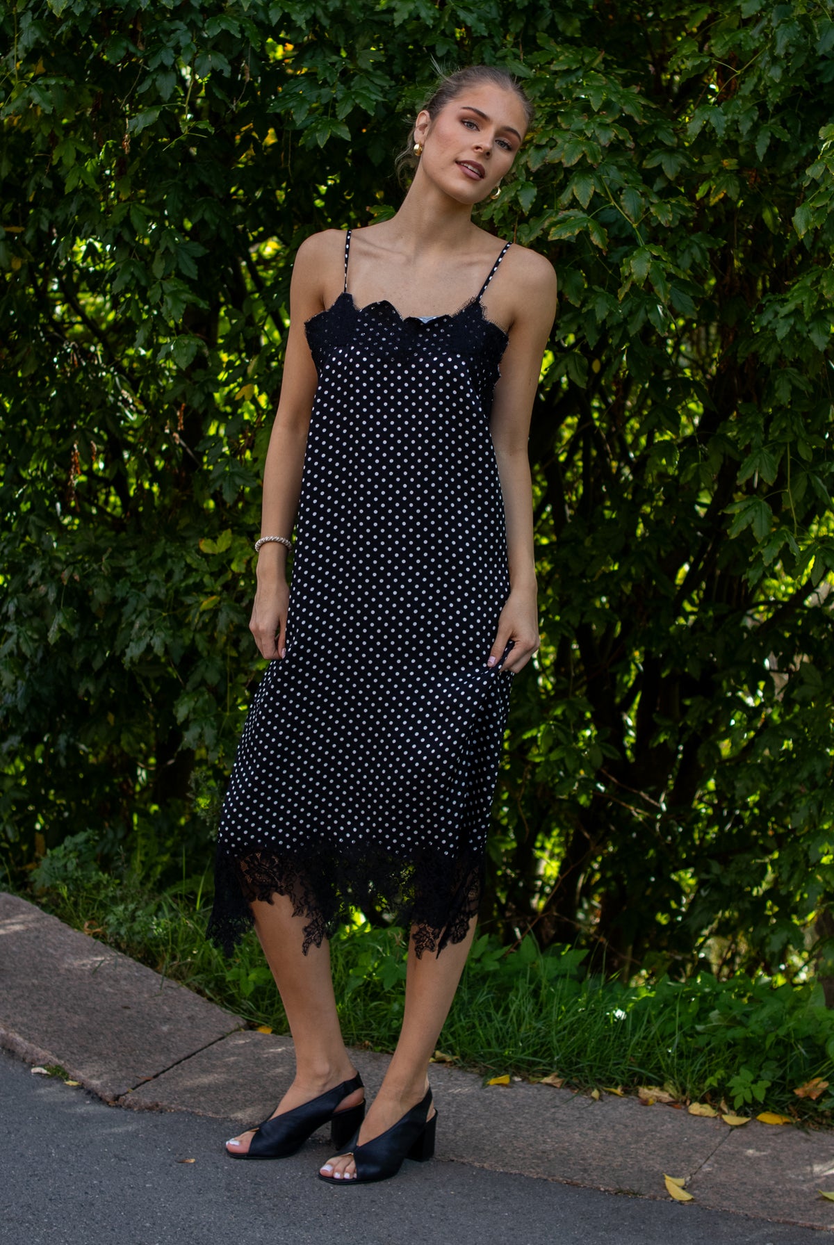 Lilly dots kjole - sort/hvit prikker - Kjoler - Helt Dilla AS