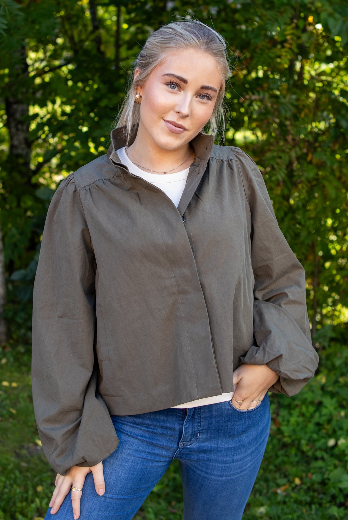 Neo Noir Tirsa Twill Jakke i Army Green, heltdilla-2863, viser en stilig, langermet jakke i twillstoff med krage og knappestolpe.