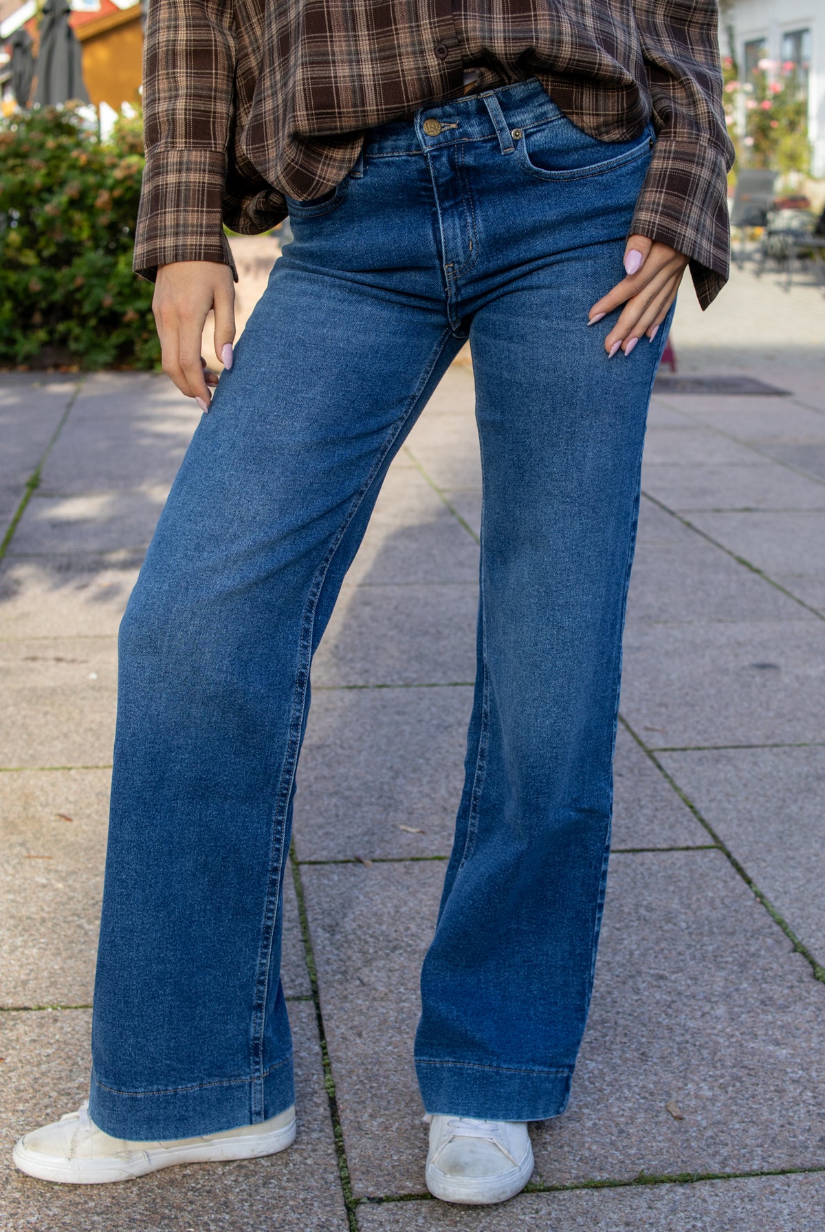 Lorna Mars Darkstone jeans fra Lois, vises på modell med slitte detaljer og slim passform, i en mørk vask.