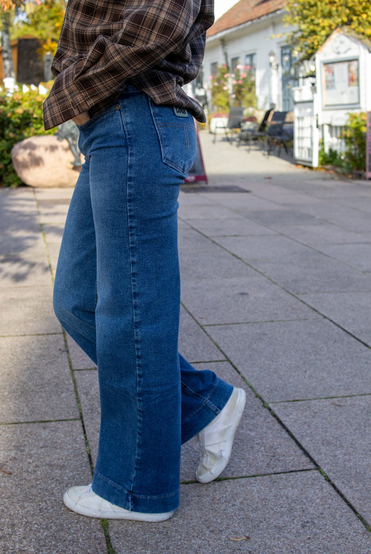 Mørke jeans fra Lois Lorna Mars Darkstone, avslappet passform med klassisk blåfarge og synlige sømmer.