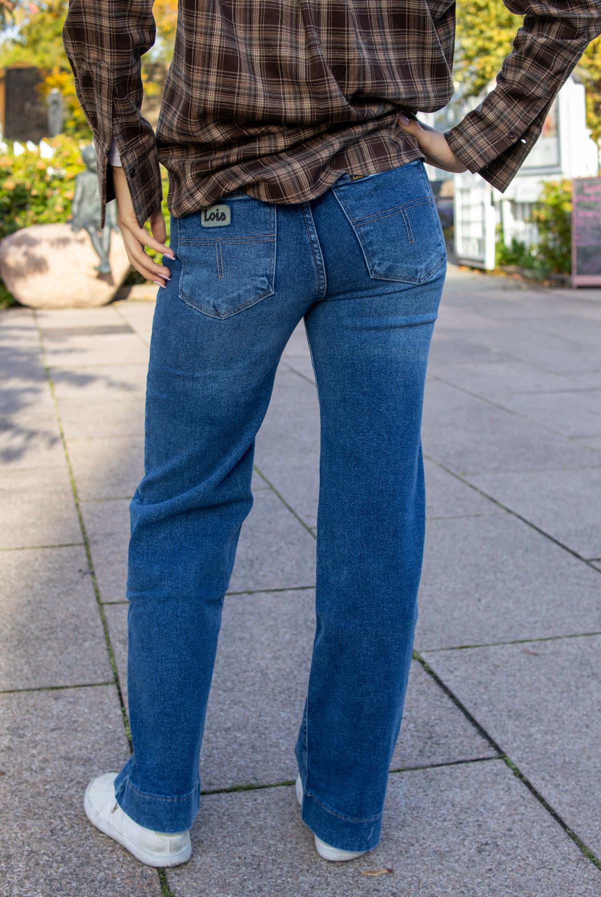 Lorna Mars Darkstone jeans fra Lois, med slitt og faded design, synlig med detaljert stoffstruktur og klassisk snitt.