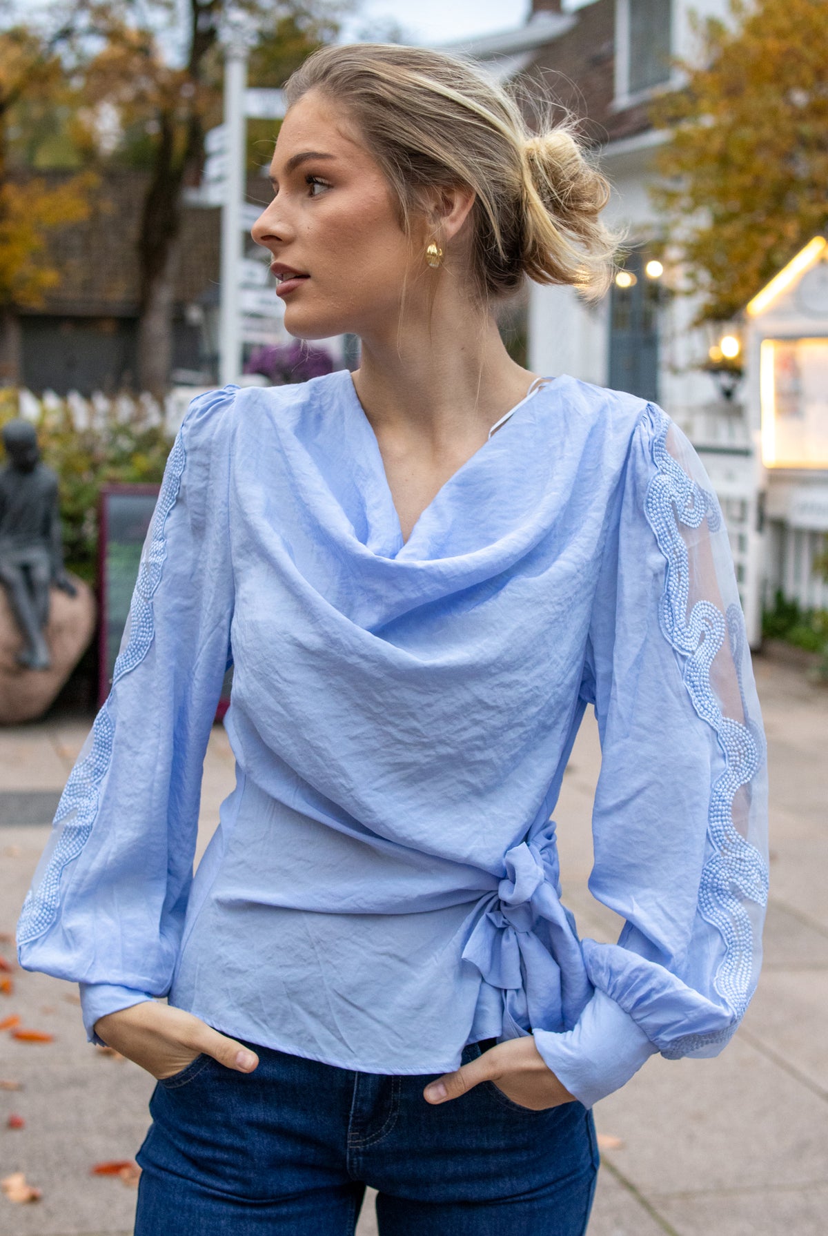 Gossia EmelieGO bluse i myk blåfarge, viser en elegant, langermet bluse med myke stoffdetaljer og god passform.